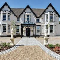 Carlton Manor Hotel